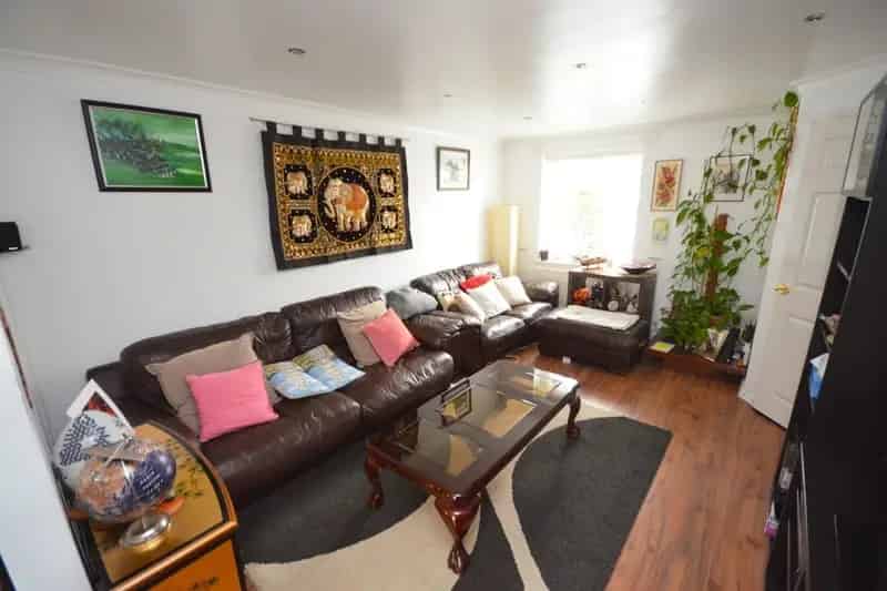 2 Bed House with Parking and Garden