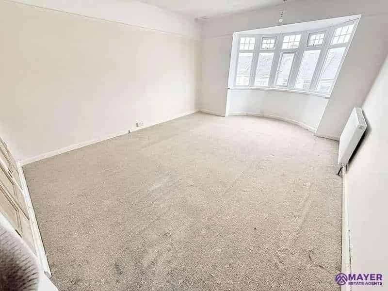 2 Bed Flat for Sale in Stoke