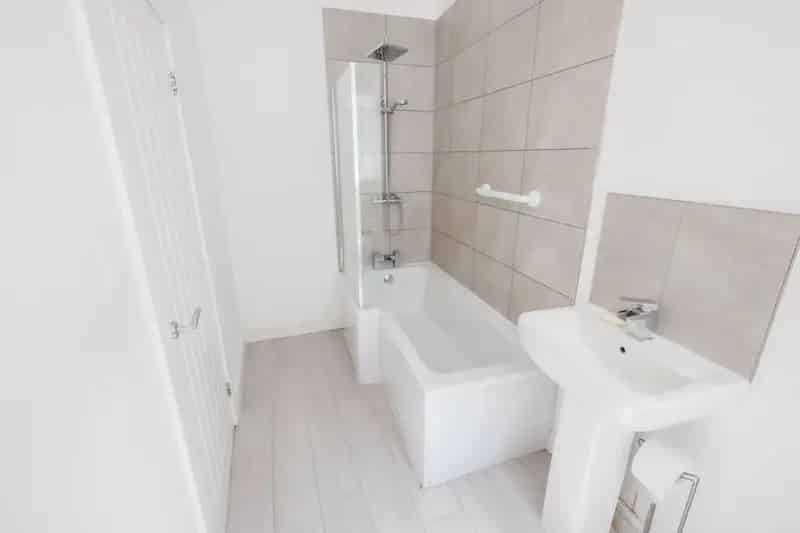 2 Bedroom Terraced House New Kitchen Bathroom Zero Deposit Available