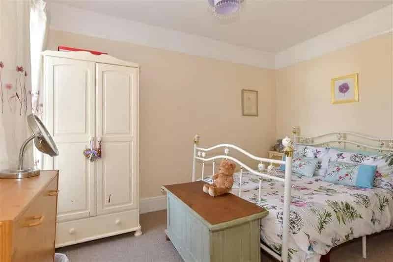 2 Bed House For Sale Near Shops And Train Station