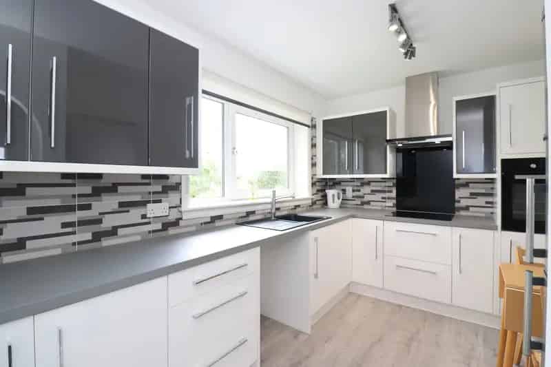 Spacious 2 Bed Flat Near Amenities - Newly Decorated
