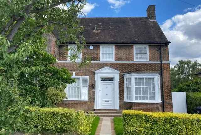 Four Bedroom Semi-Detached House for Rent in Hampstead Garden Suburb