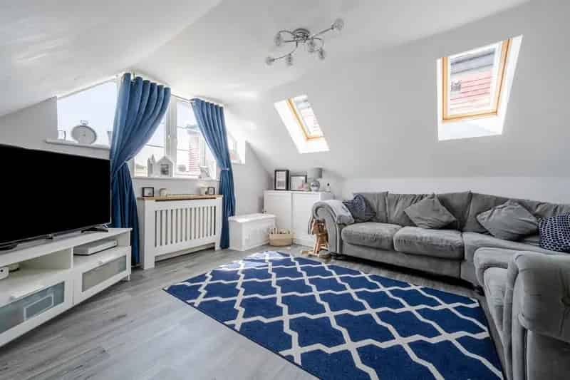 Spacious 2-Bed Top Floor Apartment with South-Facing Garden and Allocated Parking