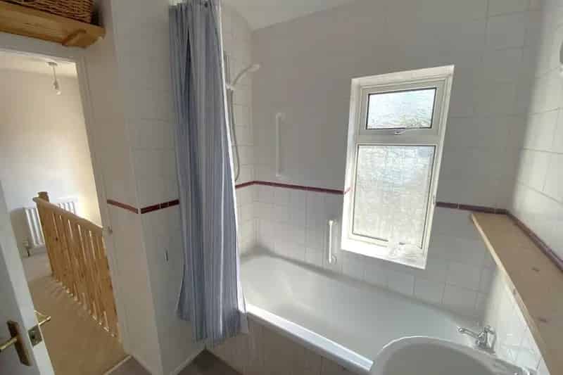 3 Bedroom Semi-Detached House Near Excellent Schools