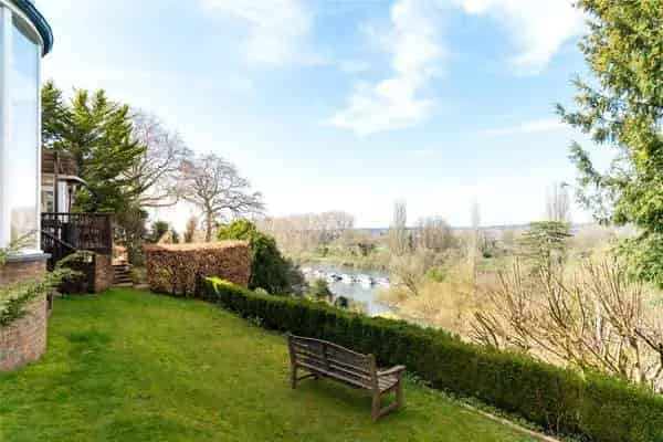 Quarry House: Stunning River View Family Home with Mooring