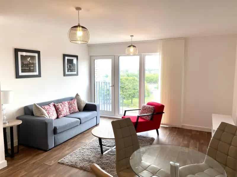 Furnished 1 Bed Apartment Near Mailbox New Street Station Zero Deposit