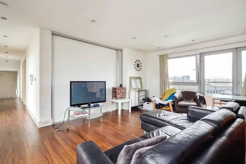 3 Bed Apartment Hanley House Allocated Parking Leisure Facilities
