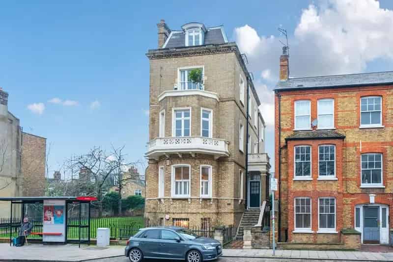 Two Bedroom Period Garden Flat near Battersea Park