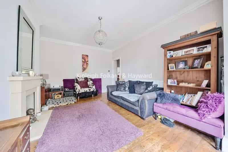 Two Bedroom Ground Floor Flat with Garden Access