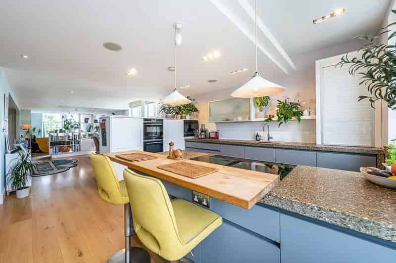 3 Bedroom Flat for Sale in Clapham Old Town