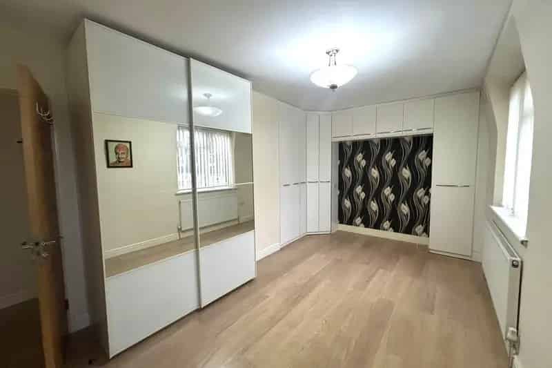 4 Bedroom House with Driveway and Garden - Zero Deposit Available