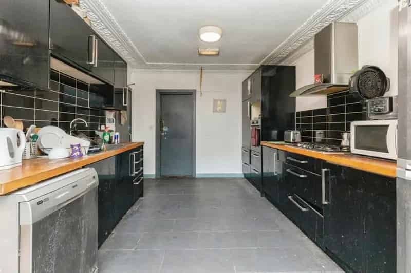 5 Bedroom Semi-Detached House for Sale Near Amenities