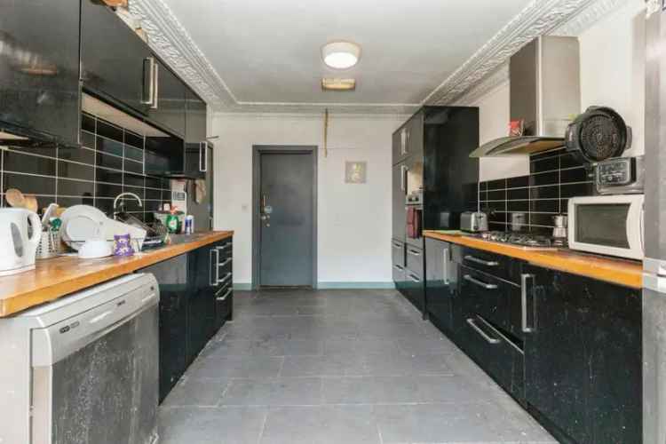 5 Bedroom Semi-Detached House for Sale Near Amenities
