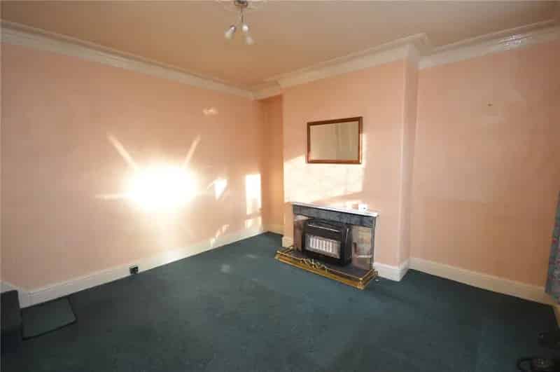 Two Bedroom Back-to-Back House Near M62 and M1 Motorways