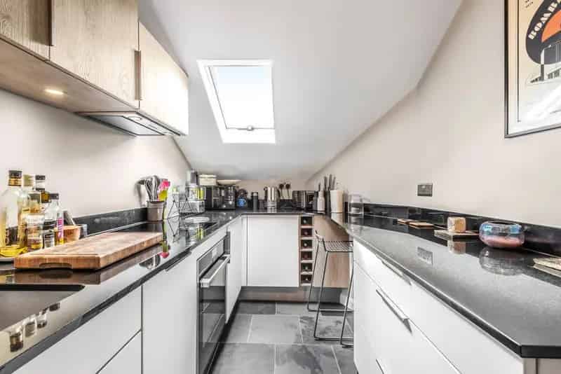 One Double Bedroom Period Conversion Flat Near Streatham Common