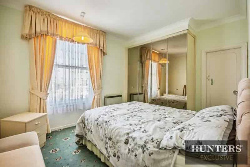 2 Bed Upper Floor Apartment with Sea Views