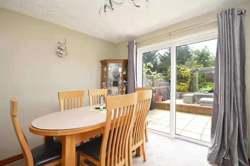 3 Bedroom House For Sale - Modern Kitchen, Garden, Solar Panels