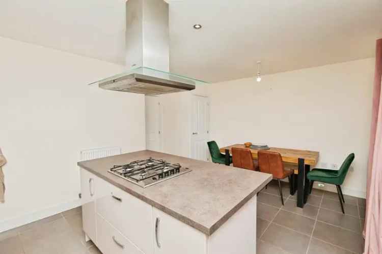 Spacious 4-Bedroom Townhouse on Kingsway Boulevard