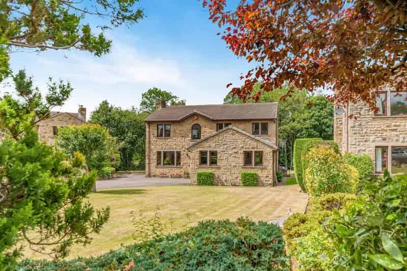 5 Bedroom Detached House Woodsome Park Fenay Bridge