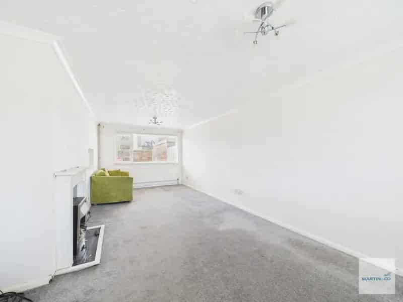 3 Bedroom House For Sale Near Town Centre