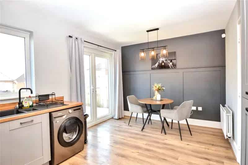 Three Bed End Townhouse with Modern Kitchen and Superb Garden