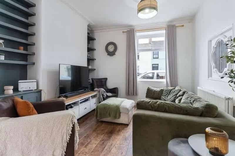 2 bed house for sale