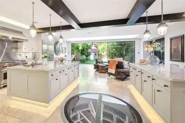 Detached House for Sale in Vanbrugh Road London W4