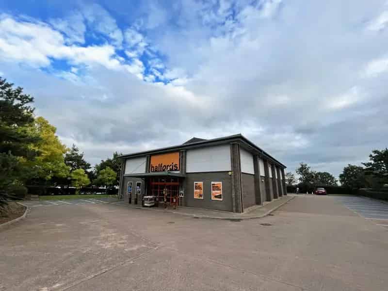 Prominent Detached Business Unit To Let
