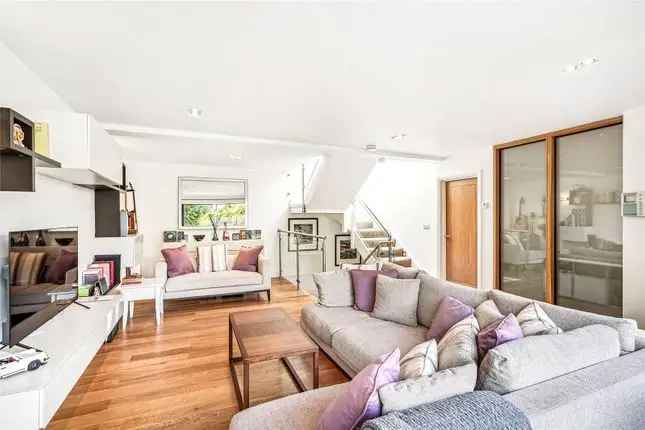 Mews house for sale in Salisbury Mews, Fulham, London SW6