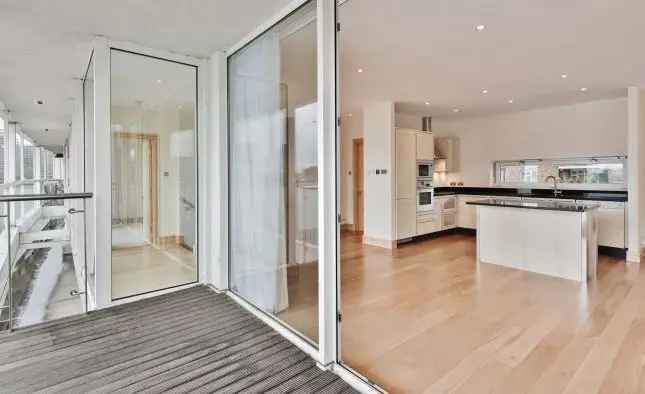 Flat to rent in Grosvenor Road, London SW1V