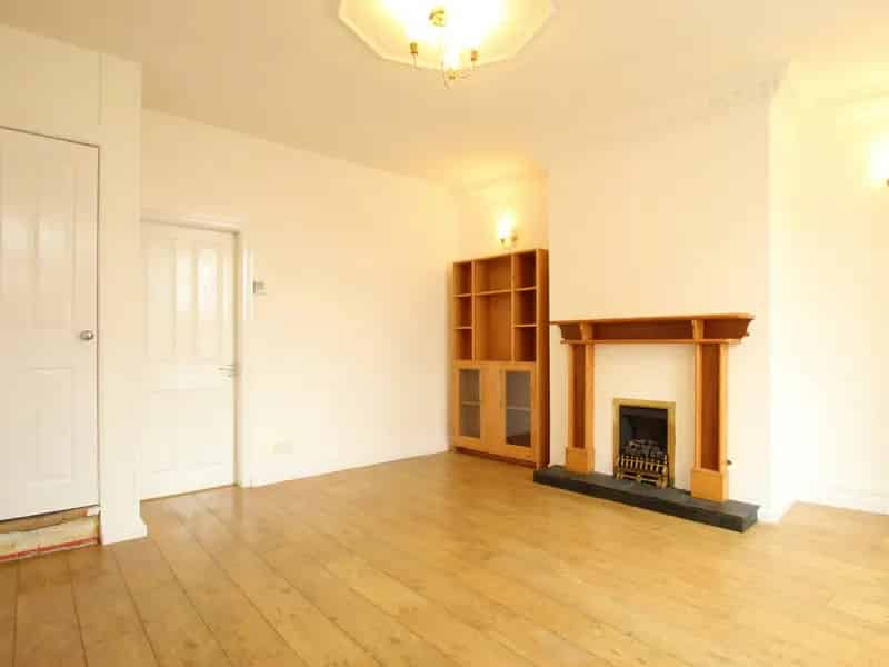 Two Bedroom End Terrace House Near Morley Town Centre