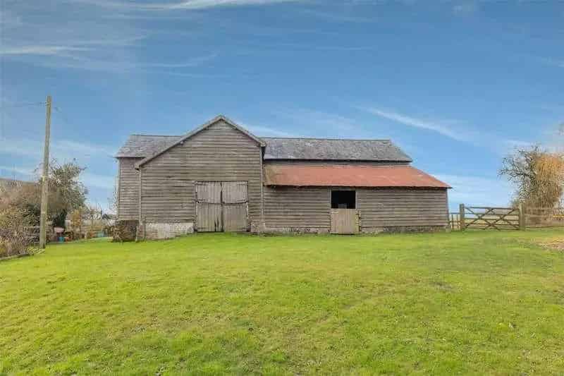 4 Bed Suffolk Barn with Planning Permission - Ideal Family Home or Events Venue