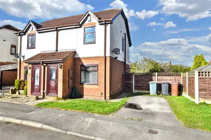 2-Bedroom House with Private Driveway and Garden