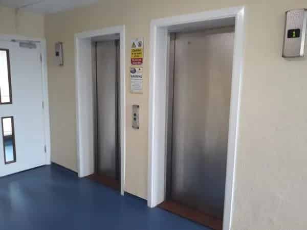 Large 2-Bedroom Flat Near High Street with Balcony