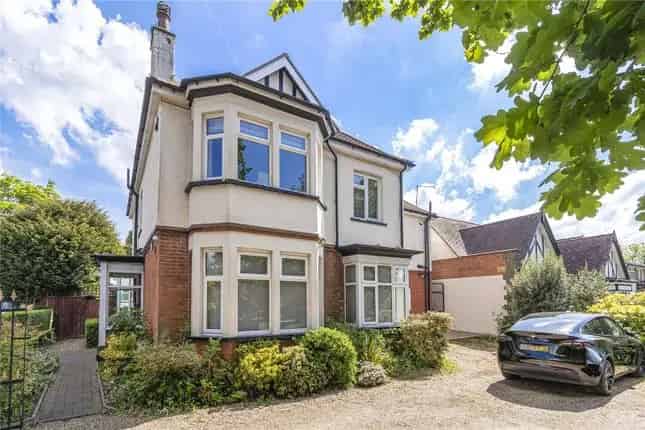 5 Bedroom Detached House for Sale in Chase Side London N14