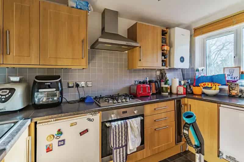 One Double Bedroom Flat with Private Garage and Communal Garden