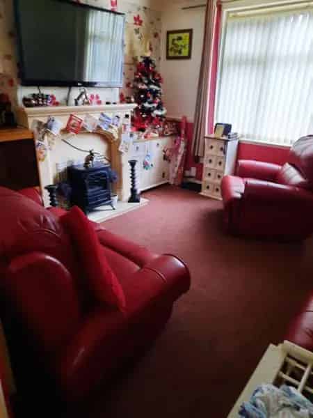 3 Bedroom Semi-Detached House Large Garden Driveway