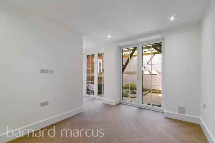 Modern 2-Bed Apartment with Private Outside Space
