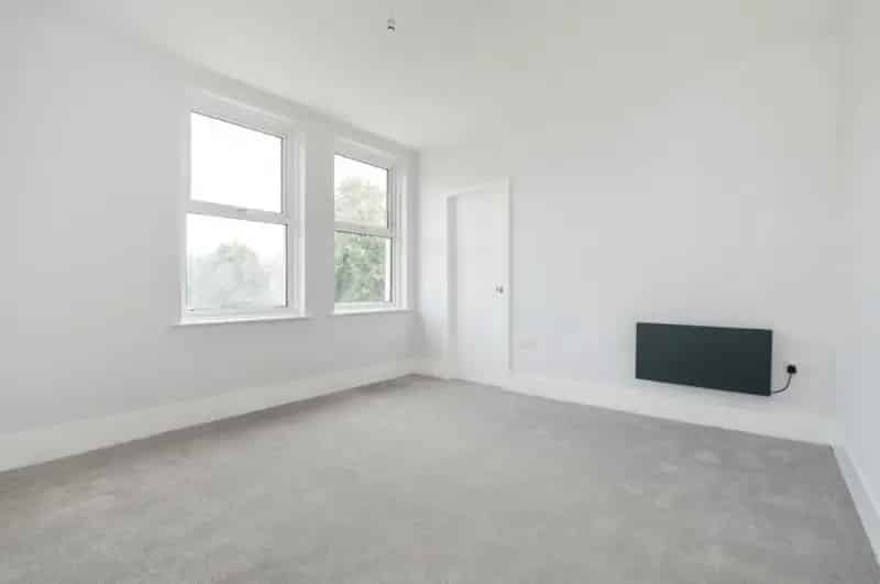 2 Bed Flat for Sale - Recently Modernized Maisonette