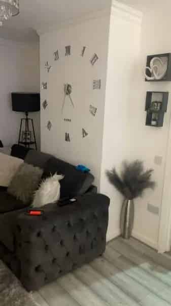 2 Bed Seacroft House - Spacious Family Home