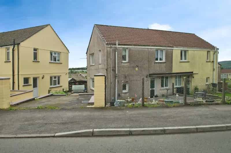 3 Bedroom Semi-Detached House Trefechan