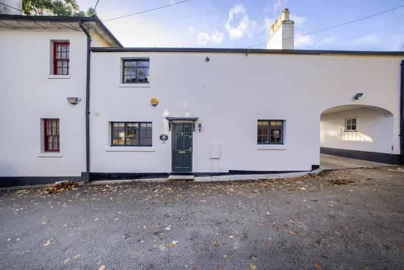 2 Bedroom Grade II Listed Cottage For Sale