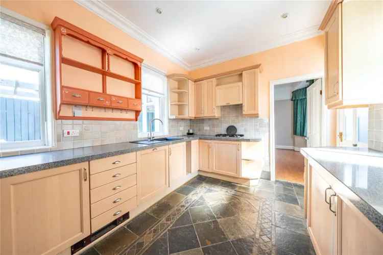 Ground Floor Apartment in Harrogate with Private Garden and Parking