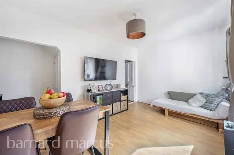 2 Double Bedroom Family Home Near Esher Rail Station