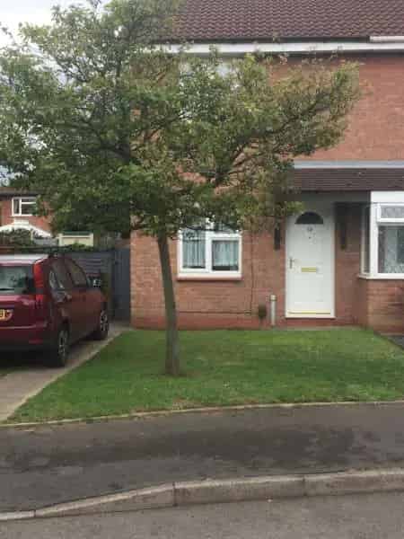 3 Bedroom Semi-Detached House with Garden and Driveway