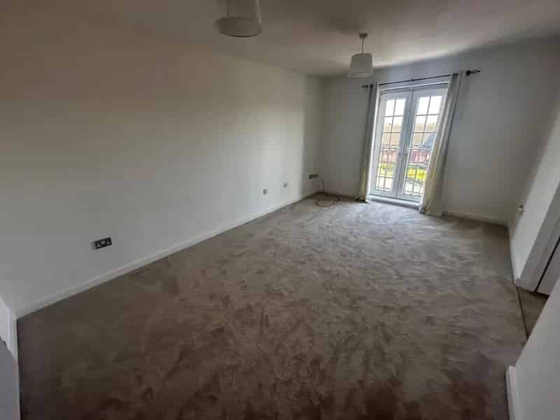 Spacious 2-Bed Top Floor Flat in Moulton - Available Now