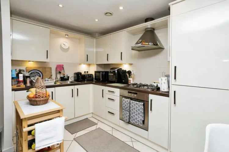 Modern 2-Bedroom Flat with Balcony and Parking