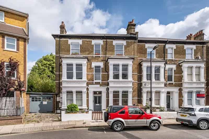 2 Bedroom Flat for Sale near Queen's Park