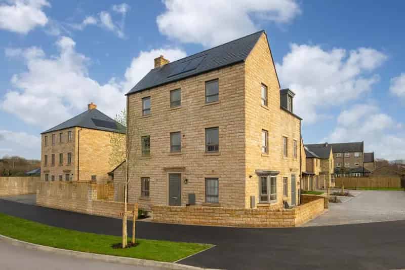 4 Bed House for Sale with Garage and West-Facing Garden