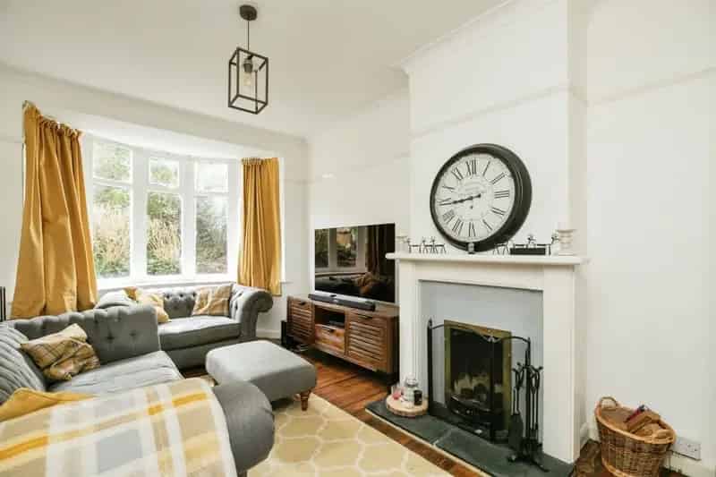 3 Bed Semi-Detached House with Spacious Open Plan Living and Large Garden